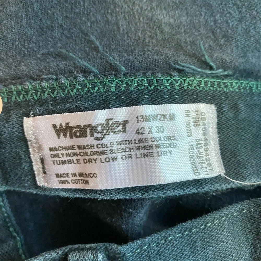 Men’s Green Wrangler style 13MWZKM Size 42x30